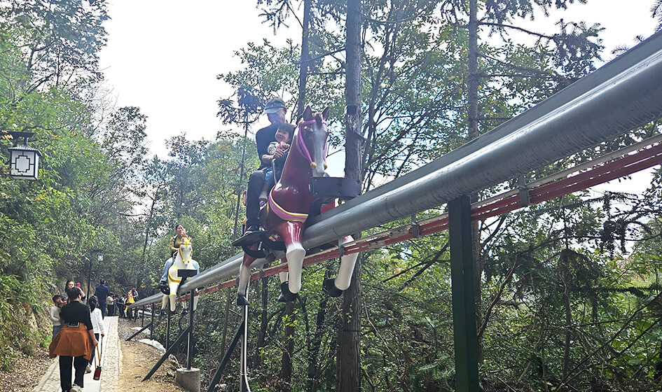 小马上山单轨爬山车