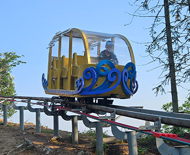 爬山轨道缆车