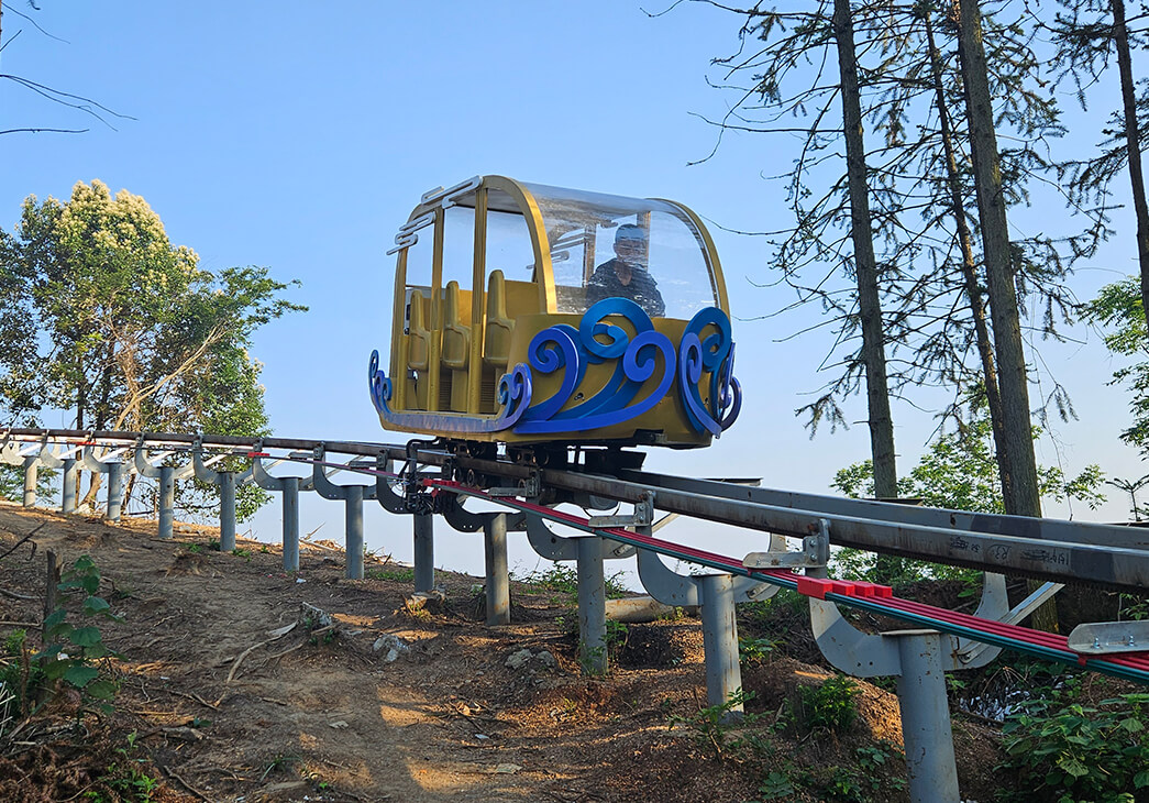 爬山轨道缆车