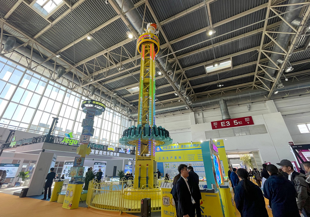 狂欢鸭 IP 旋转跳楼机